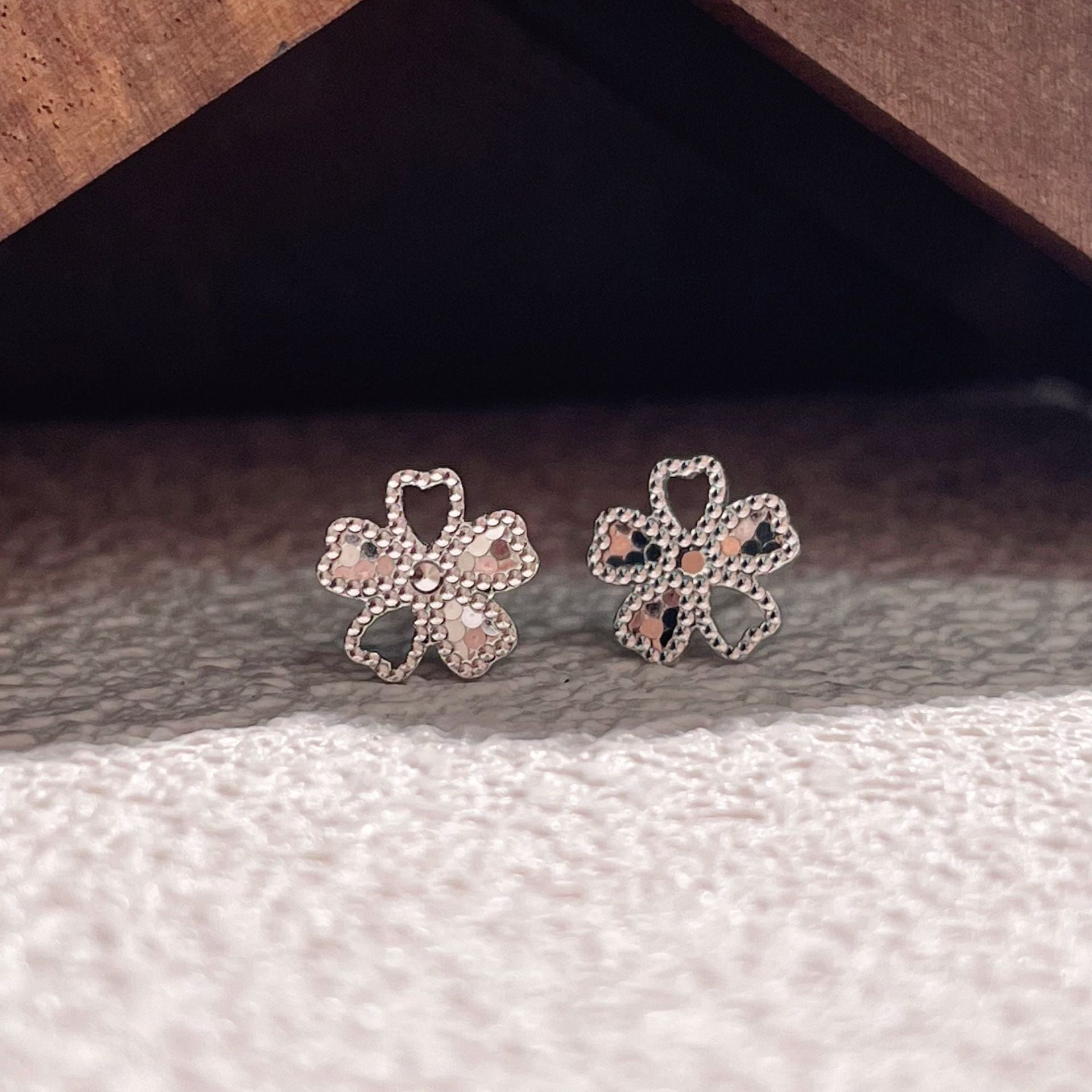 Damen filigrane Blumen-Ohrstecker aus hochwertigem Metall Shop Nory