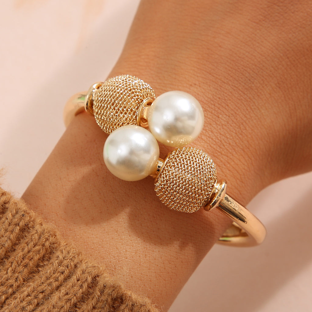 Damen Armreif mit eleganten Perlen und strukturiertem Design Shop Nory