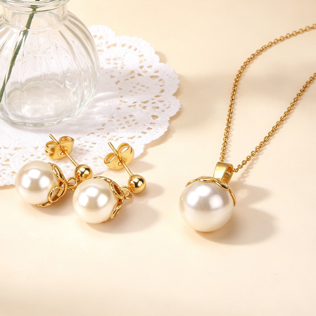 Damen Schmuckset mit goldplattiertem Anhänger und eleganten Perlenohrringen Shop Nory