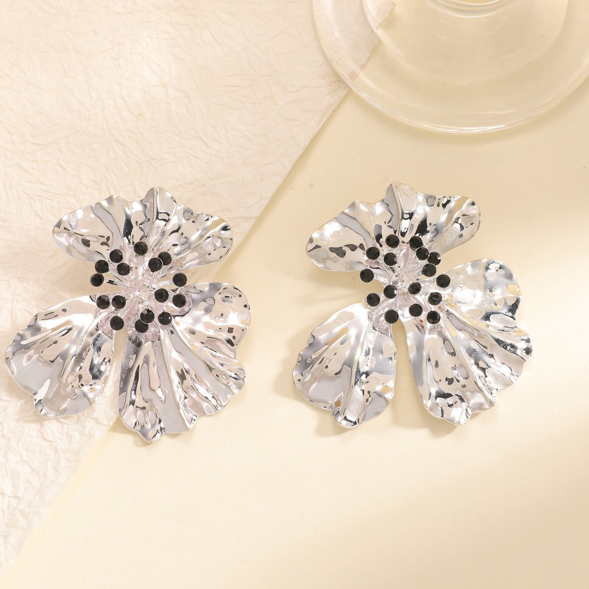 Damen Metallblumenohrringe mit funkelnden roten Akzenten Shop Nory