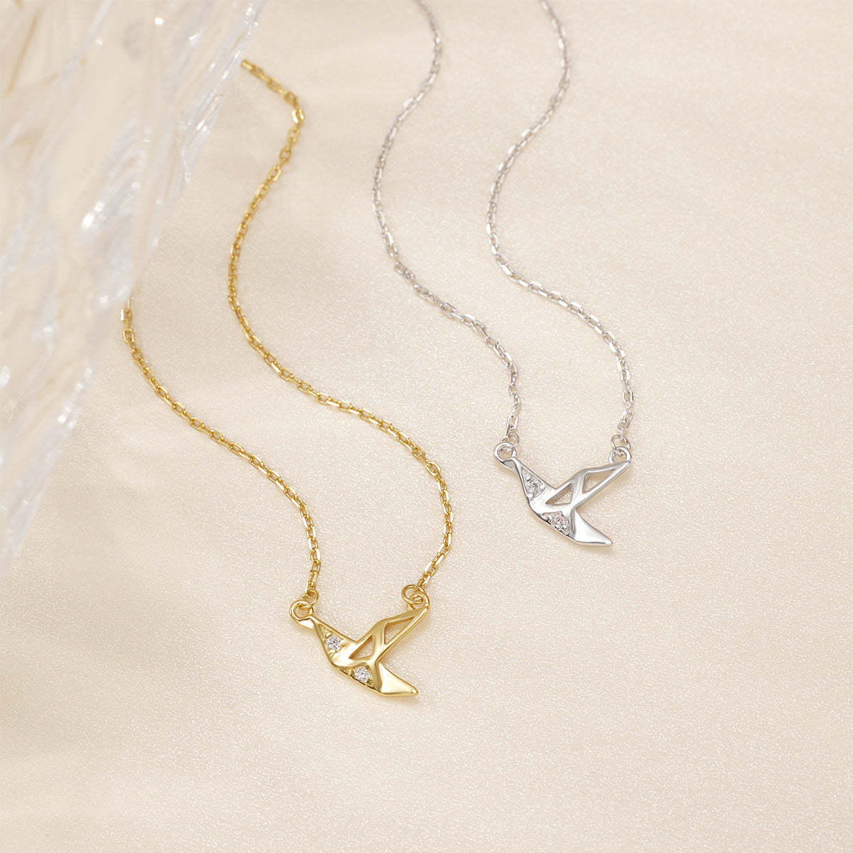 Damen elegante Halskette mit modernem Vogel-Anhänger und funkelnden Zirkonia Shop Nory