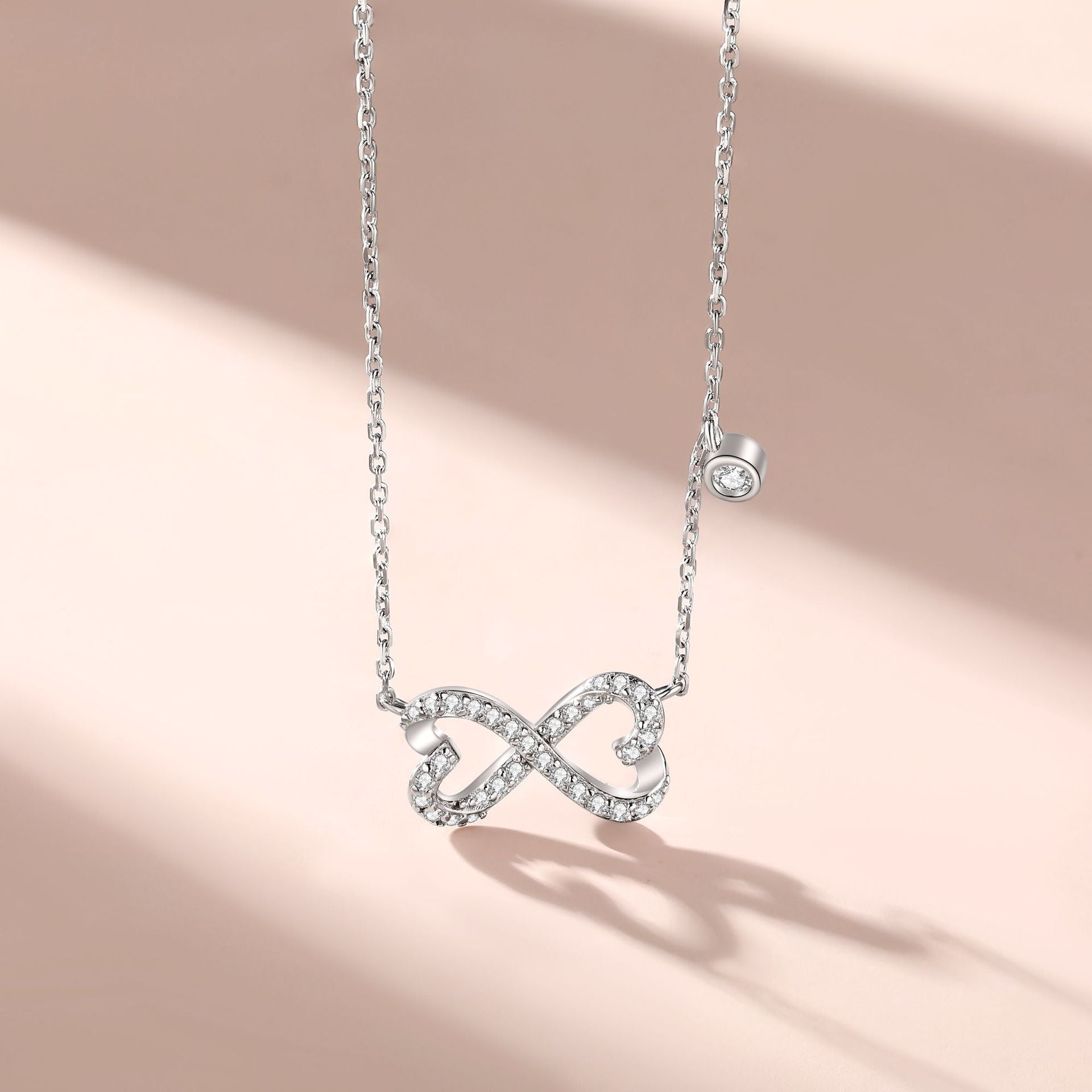 Damen Halskette mit modernem Unendlichkeitssymbol und funkelnden Zirkonia Shop Nory