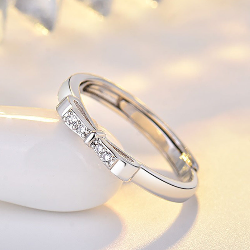 Damenring mit kunstvollem Schleifenmotiv und funkelnden Zirkonia-Details Shop Nory