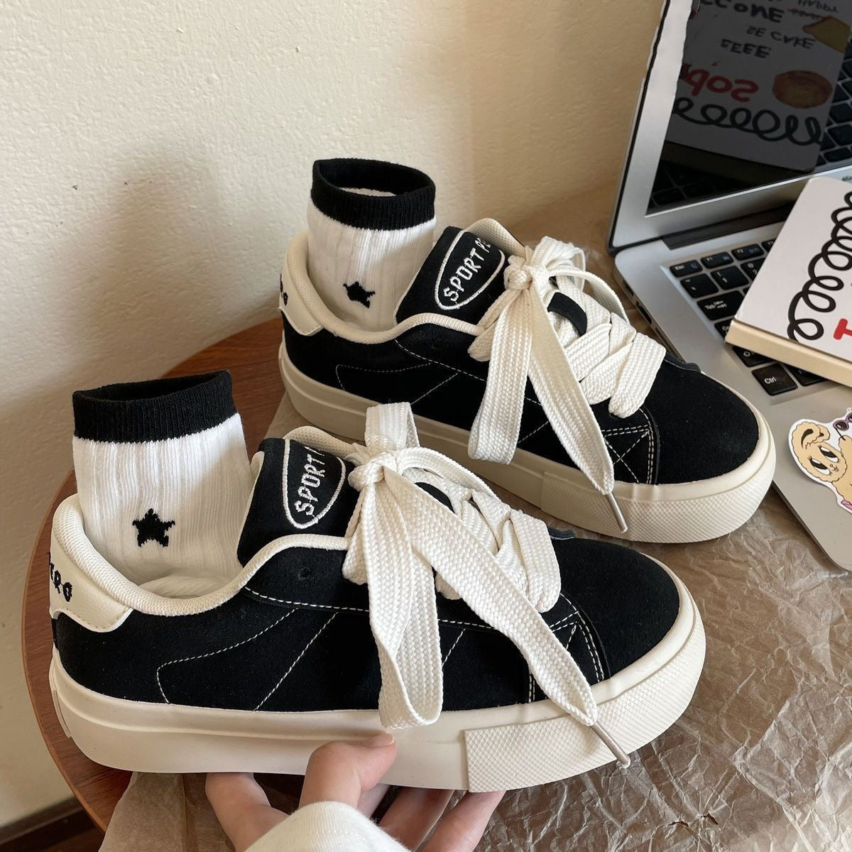 Damen Sportliche Sneaker mit weichem Wildleder-Obermaterial und dämpfender Sohle