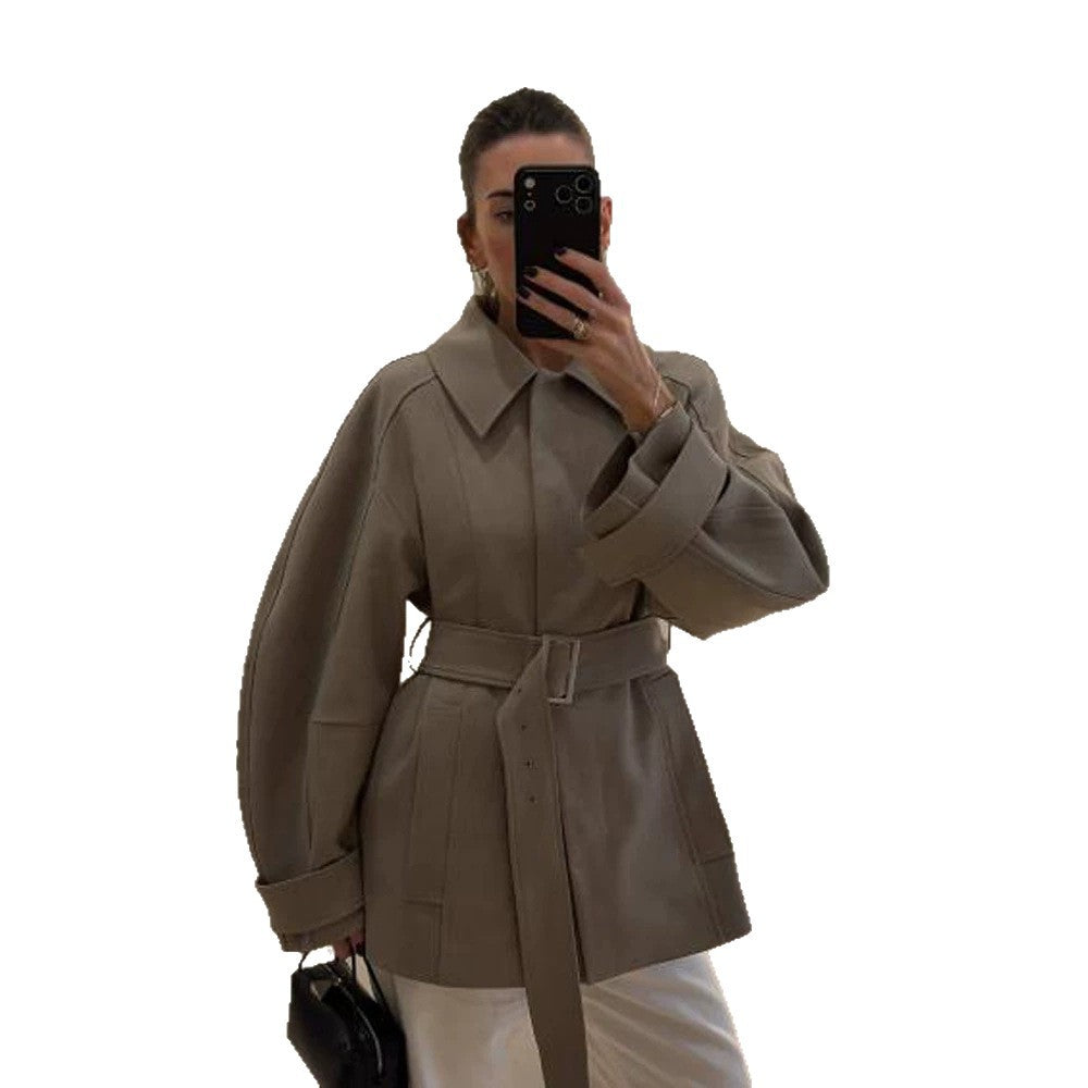 Damen Kurztrench mit Taillengürtel, überschnittener Schulter und voluminösen Ballonärmeln Shop Nory