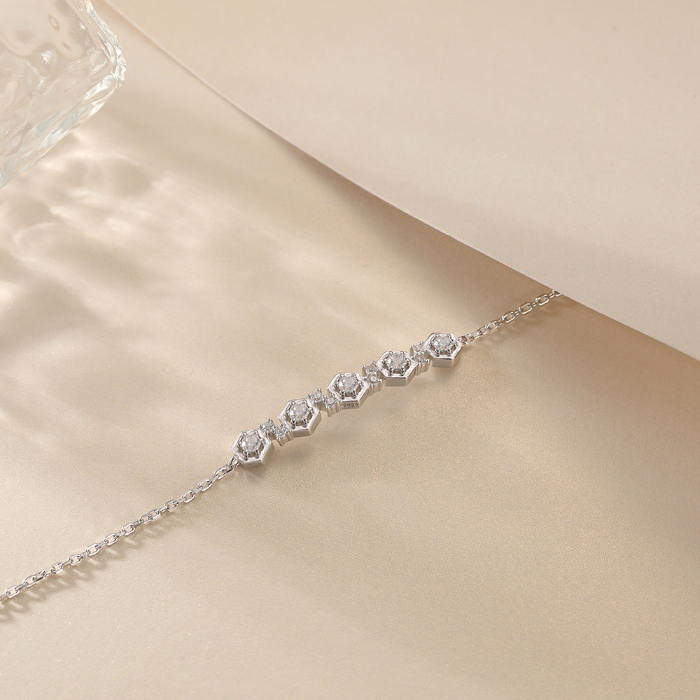 Damenarmband mit filigranem Design und funkelnden Zirkonia-Elementen Shop Nory
