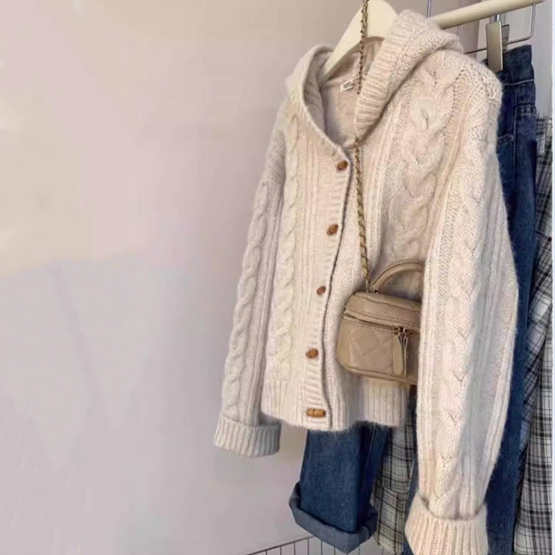 Damen Kapuzen-Strickjacke mit Zopfstrick, Holzknopfleiste und kastiger Silhouette Shop Nory