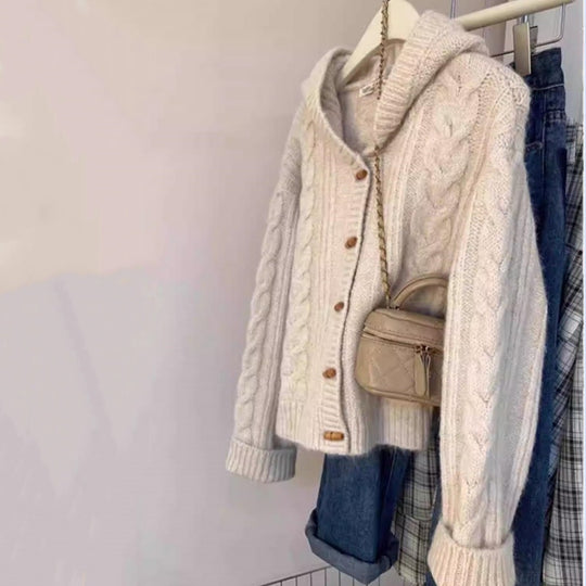 Damen Kapuzen-Strickjacke mit Zopfstrick, Holzknopfleiste und kastiger Silhouette Shop Nory