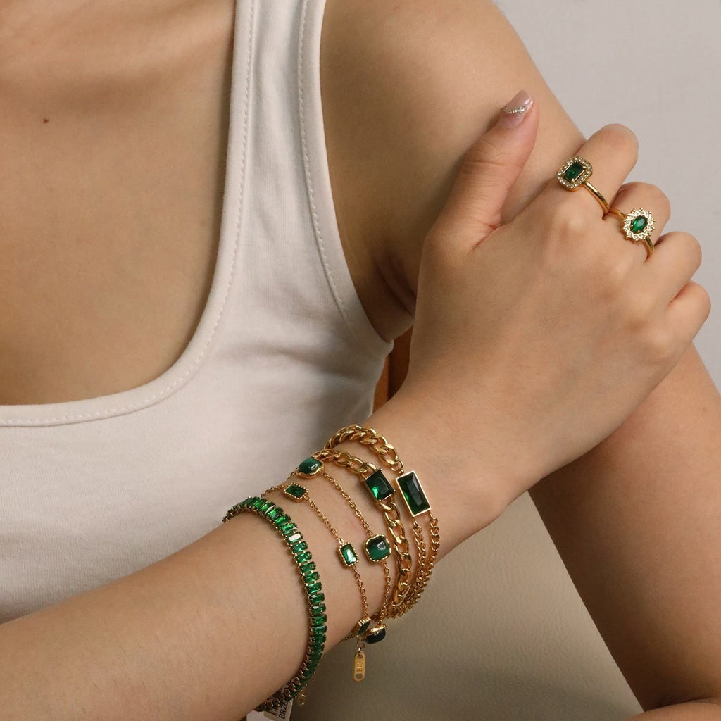 Damen Verstellbarer Ring mit funkelndem smaragdgrünem Anhänger und goldplattierter Edelstahlverarbeitung Shop Nory
