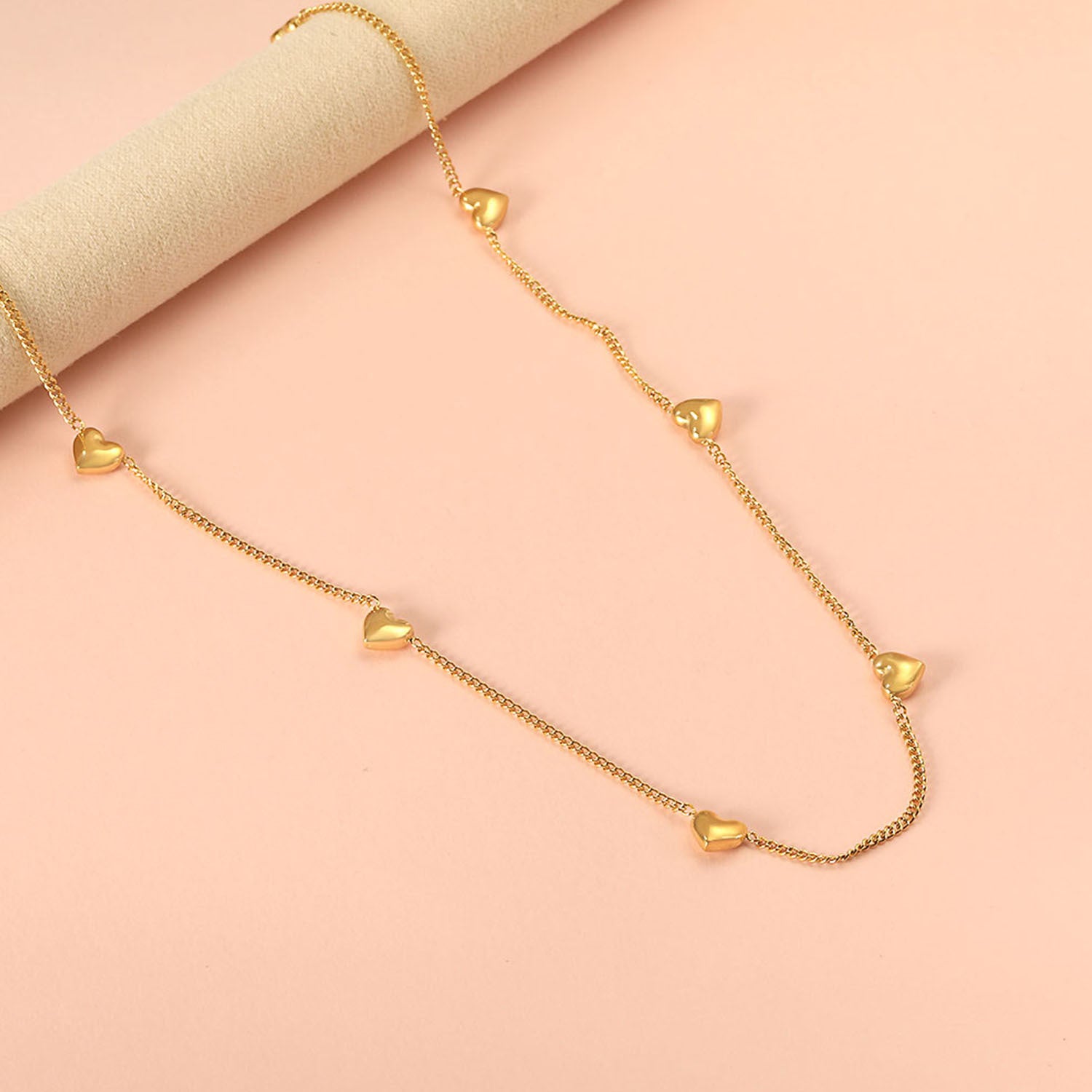 Damen Halskette mit herzförmigen Anhängern und eleganter Kettengestaltung Shop Nory