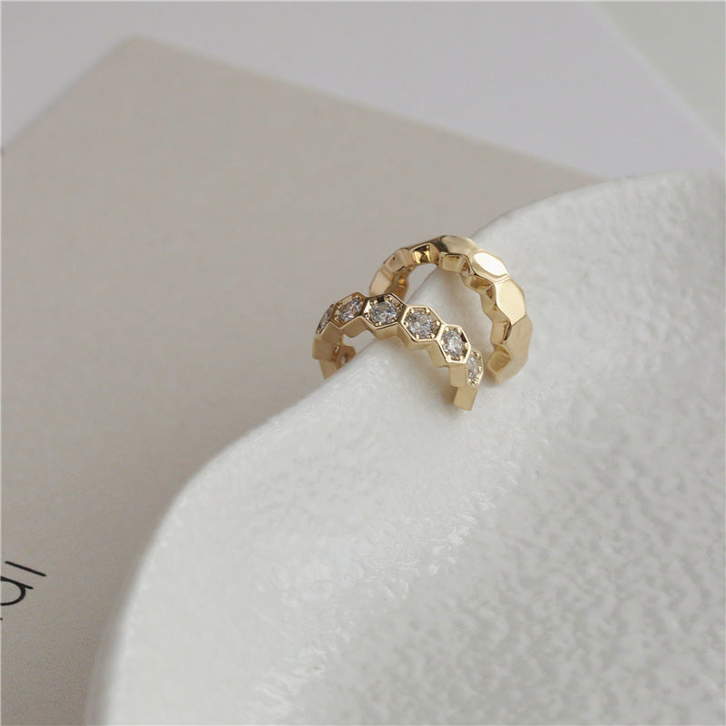 Damenring mit geschwungenem Design und funkelnden Kristallen Shop Nory