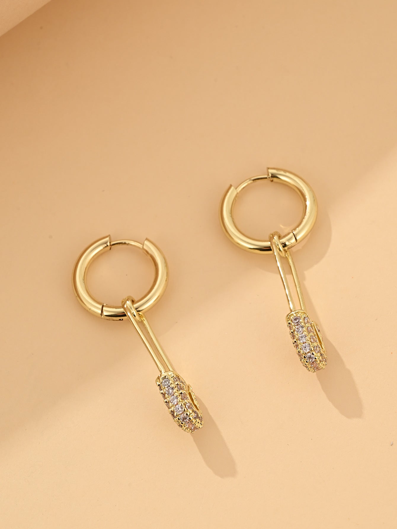 Damen Ohrhänger mit funkelndem Quadrat-Anhänger und elegantem Design Shop Nory