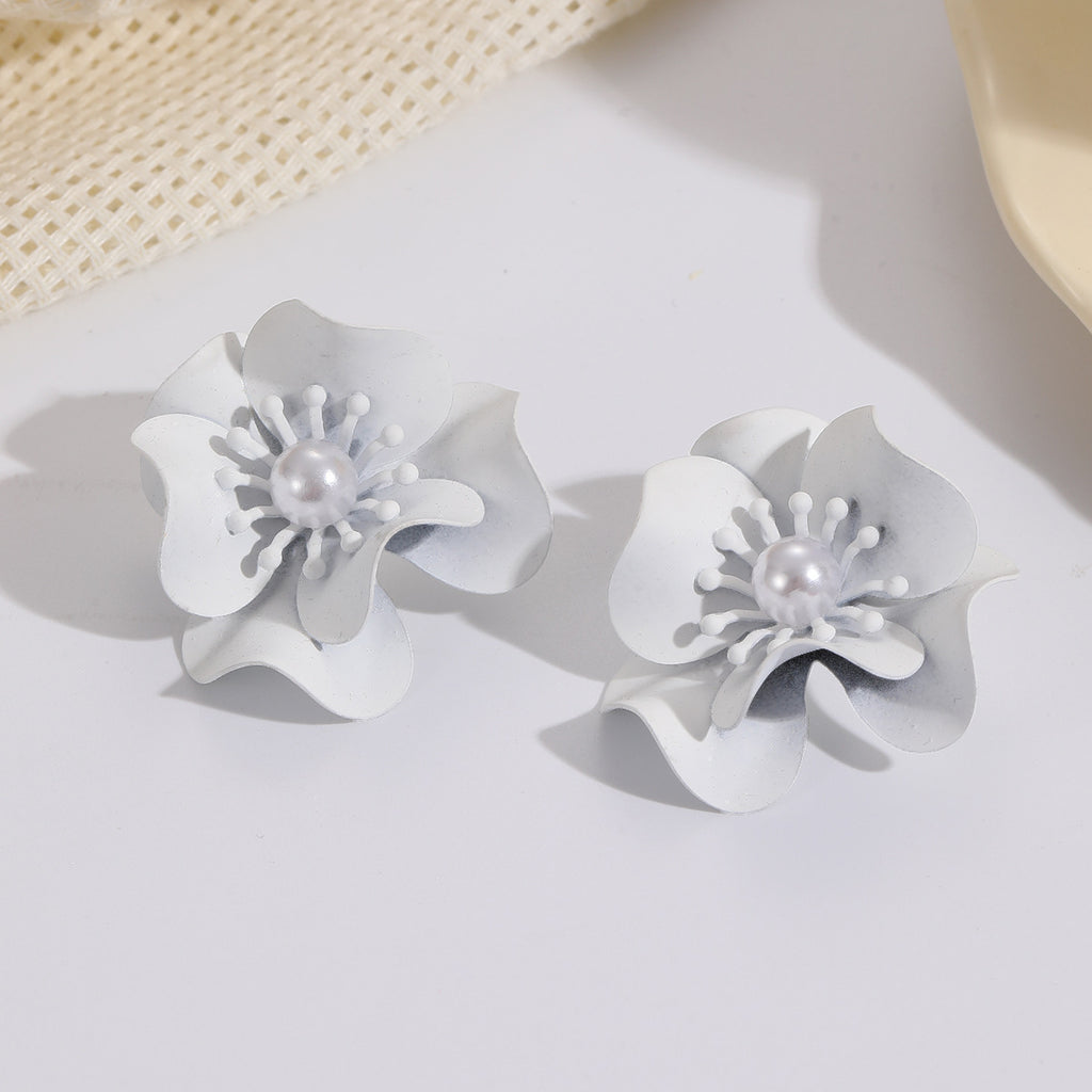 Damen Ohrstecker mit kunstvollem Blüten-Design und Perlenakzent Shop Nory