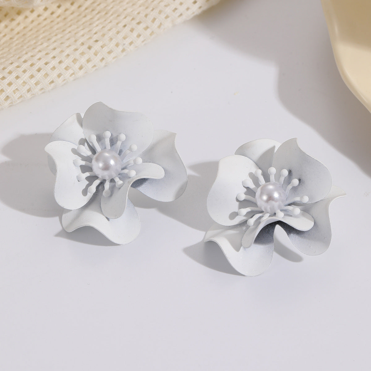 Damen Ohrstecker mit kunstvollem Blüten-Design und Perlenakzent Shop Nory
