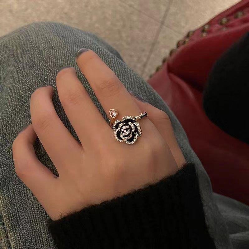 Damen Ring mit floralen Rosenmuster und funkelnden Akzenten Shop Nory