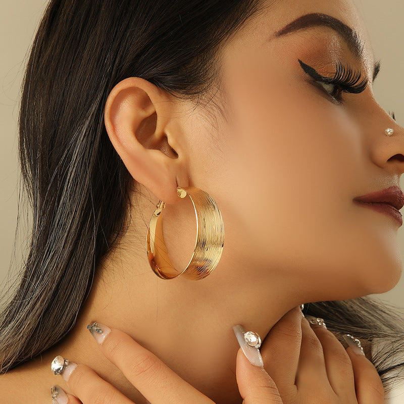 Damen Creolen im eleganten und geschwungenen Design Shop Nory