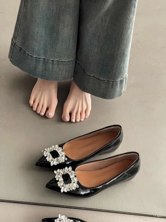 Damen Spitz zulaufende Lack‑Ballerinas mit funkelnder Kristall‑Zierbrosche Shop Nory