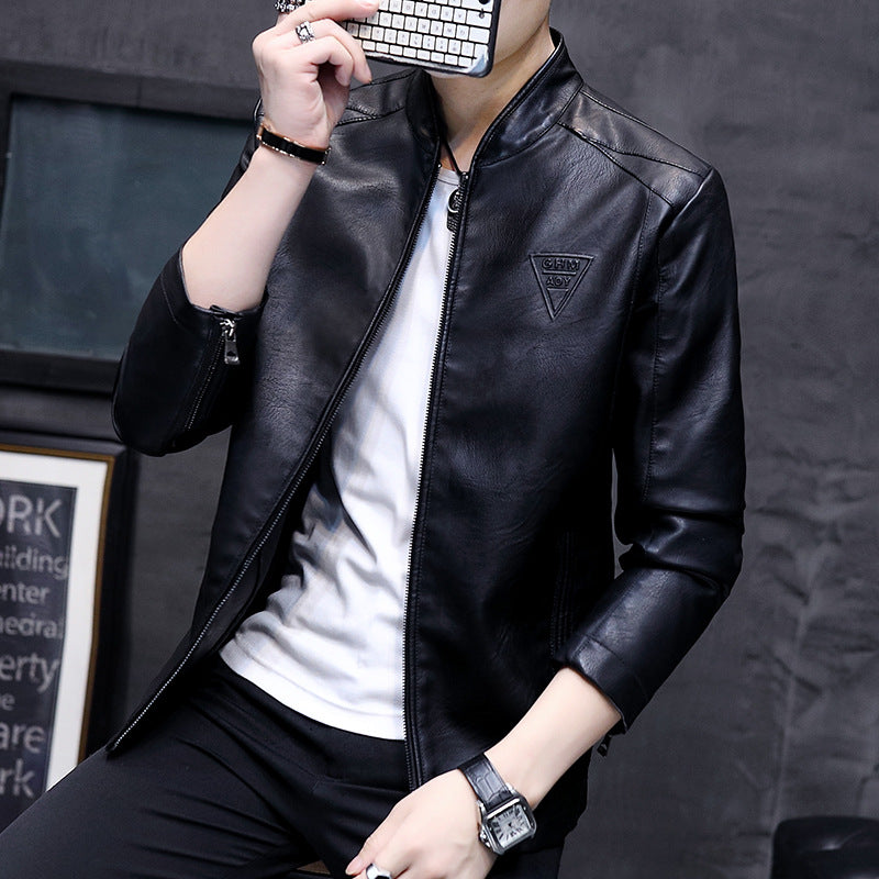 Herren Slim-Fit Kunstleder-Motojacke mit Stehkragen, Zipper-Ärmeln und minimalistischer Logo‑Applikation Shop Nory