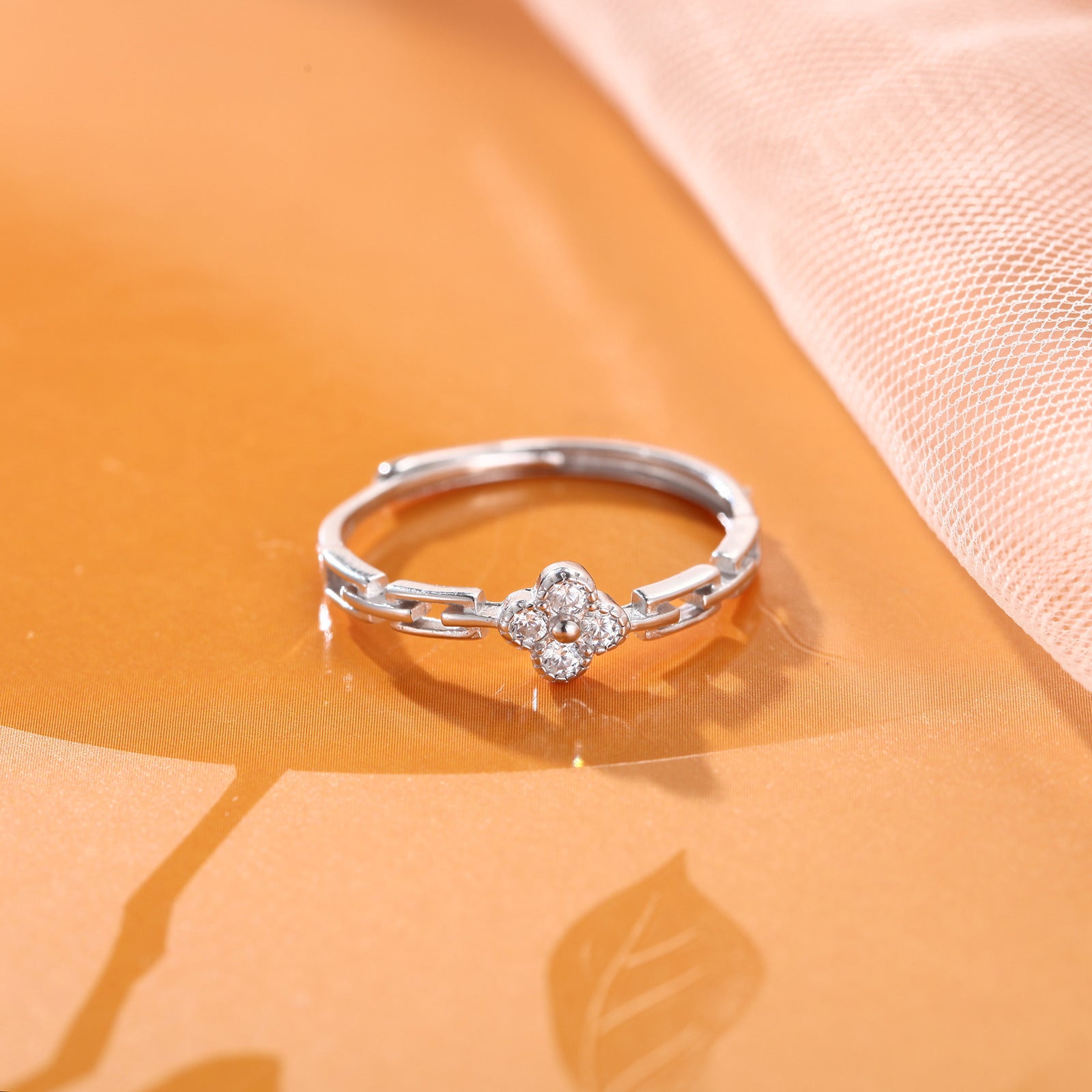 Damen Silberring mit floralem Design und funkelnden Akzenten Shop Nory