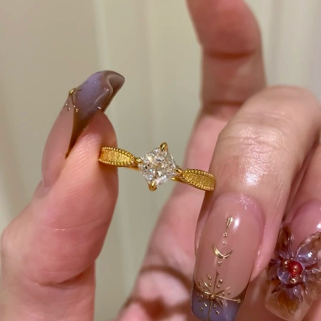 Damenring mit glänzendem quadratischem Zirkonia und elegantem Fächerdesign Shop Nory