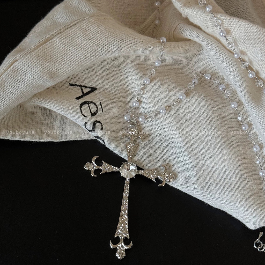 Damen Kette mit funkelndem Kreuzanhänger und eleganten Perlendetails Shop Nory