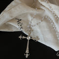 Damen Kette mit funkelndem Kreuzanhänger und eleganten Perlendetails Shop Nory