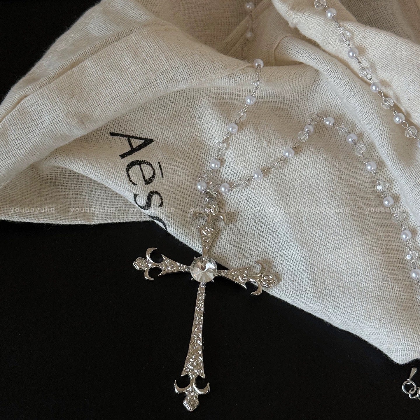 Damen Kette mit funkelndem Kreuzanhänger und eleganten Perlendetails Shop Nory