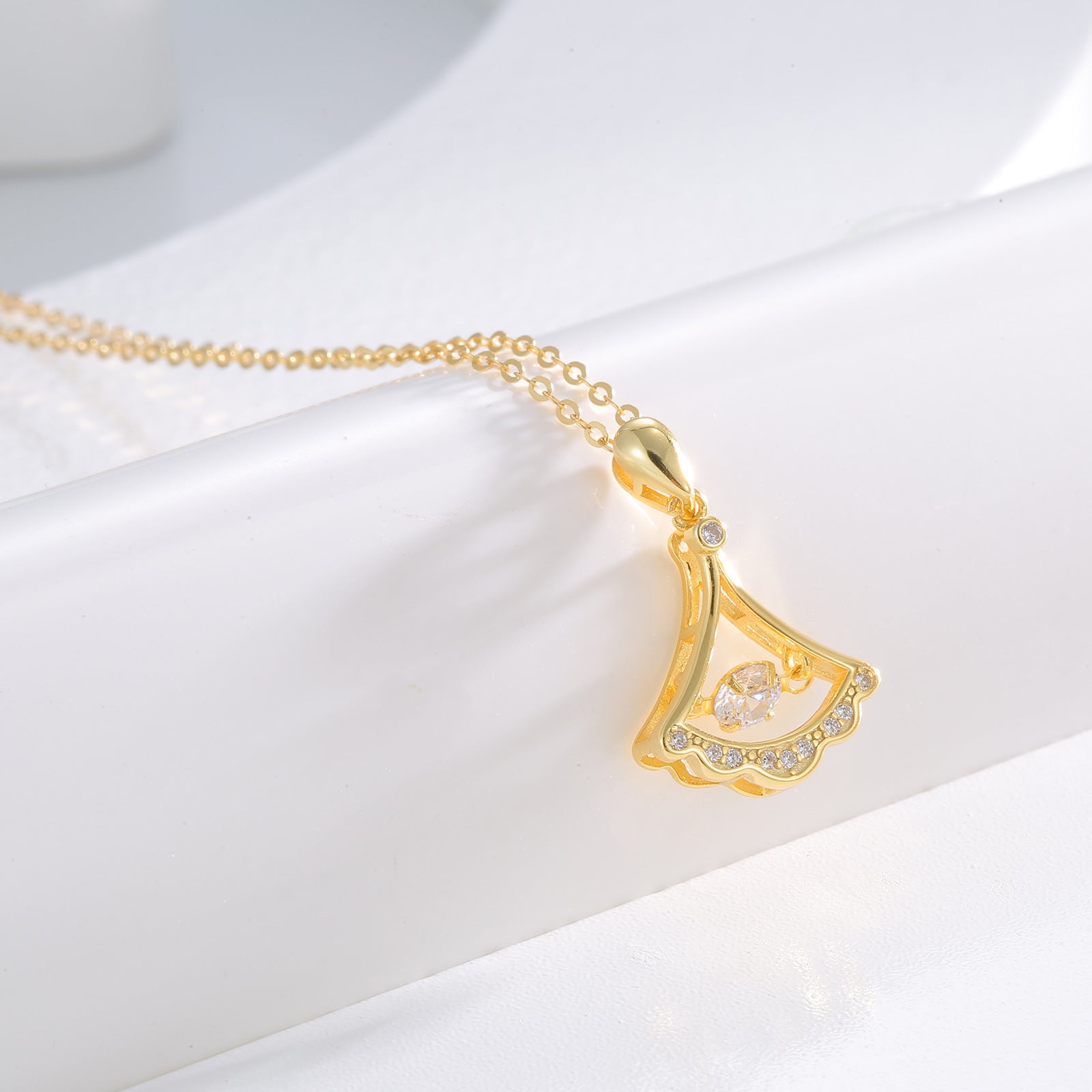 Damen Halskette mit kunstvollem Anhänger und funkelnden Swarovski-Kristallen Shop Nory