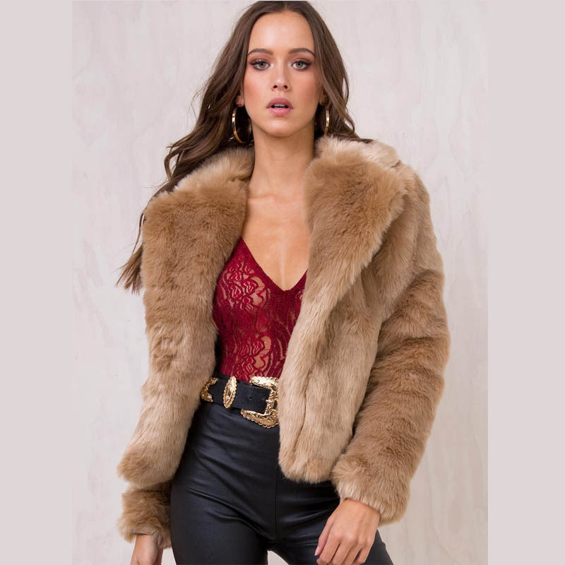 Damen Kurze Plüschjacke mit voluminösem Schalkragen und kastiger Silhouette Shop Nory