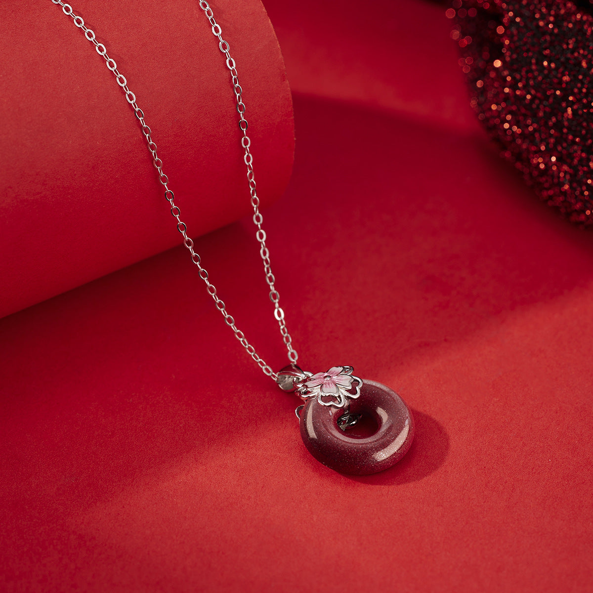Damen Halskette aus edlem Gold mit blütenförmigem Anhänger und goldener Eye-Catcher Shop Nory