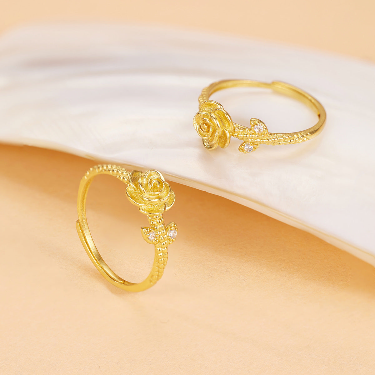 Damen Ring mit kunstvollem Rosen-Design und funkelnden Zirkonia Shop Nory