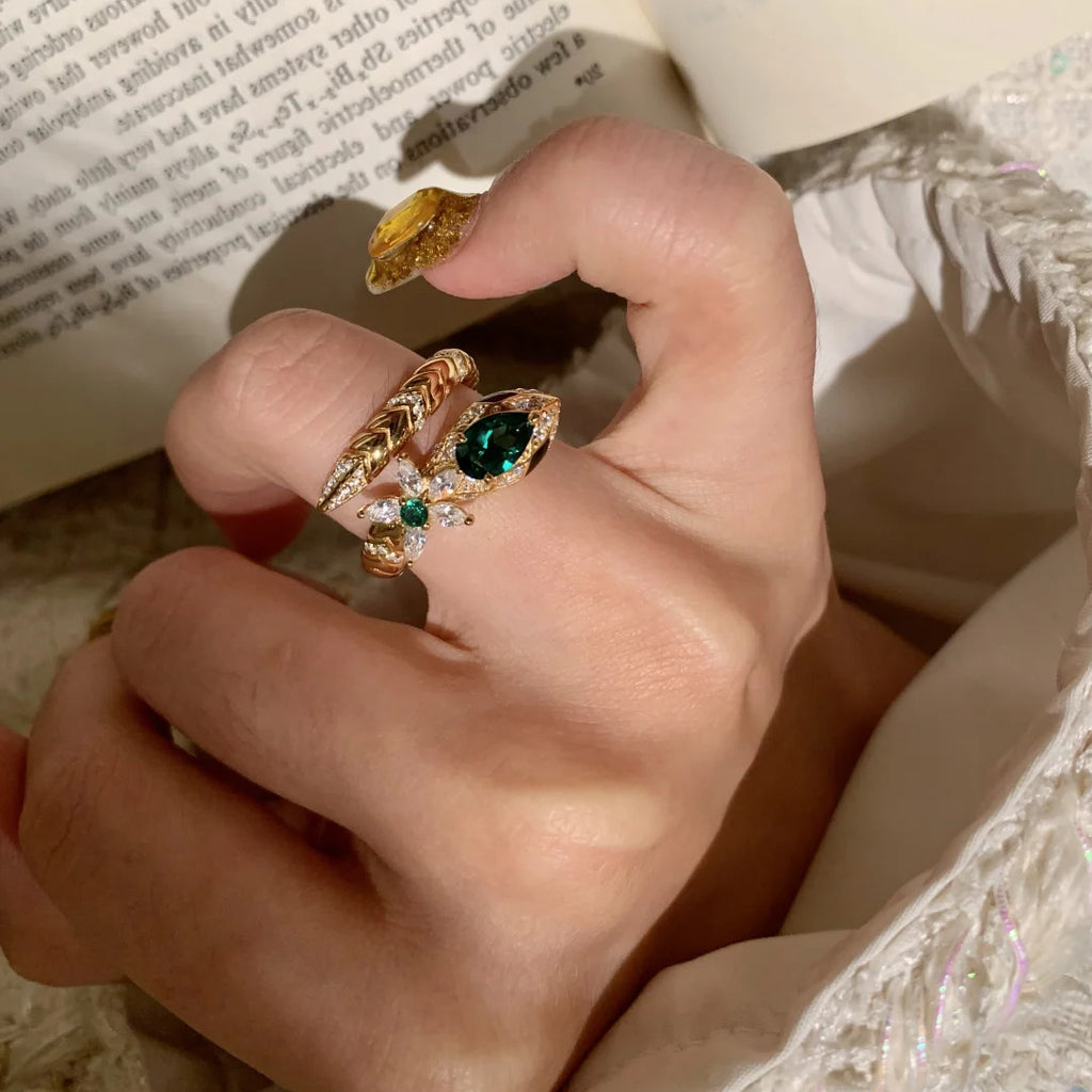 Damen Luxus Ring mit grünem Stein und funkelnden Zirkonia Shop Nory