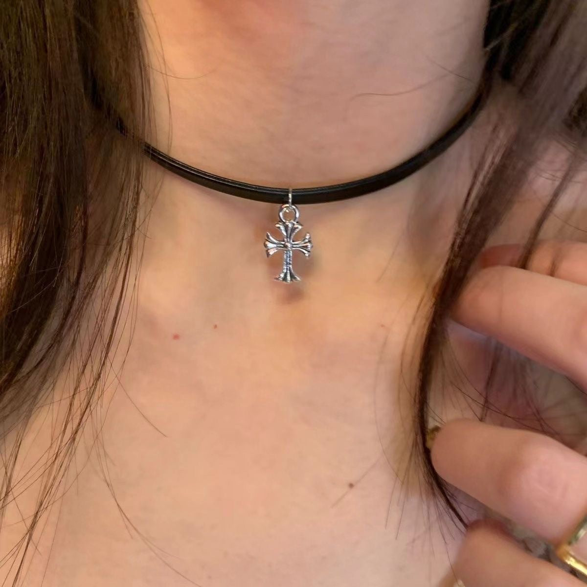 Damen Choker-Halskette mit kreuzförmigem Anhänger aus hochwertigem Edelstahl Shop Nory