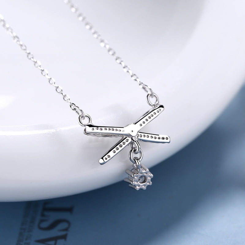 Damen Halskette mit elegantem Kreuzanhänger und funkelndem Zirkon Shop Nory