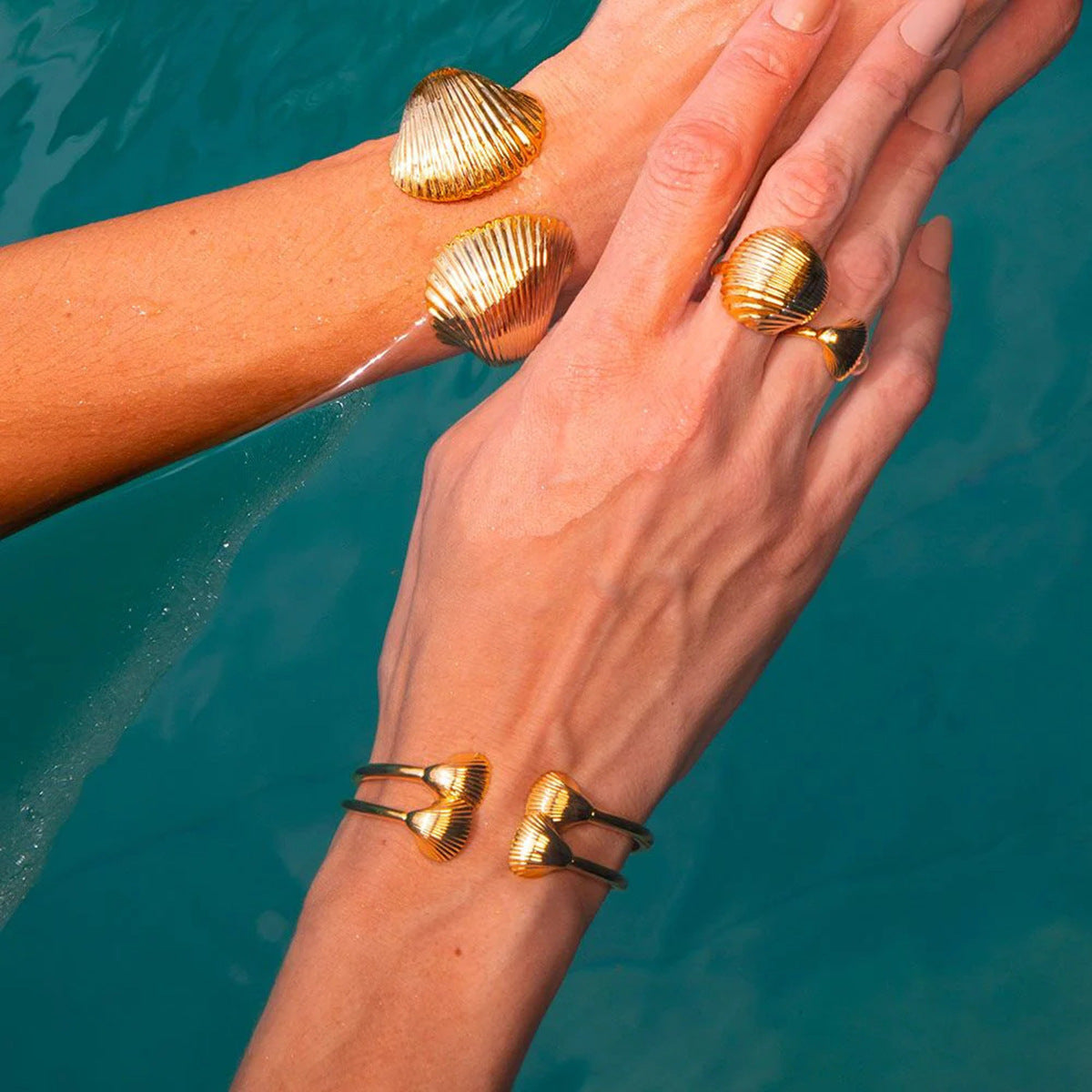 Damen Armreif mit kunstvollem Muschelmuster aus hypoallergenem Edelstahl Shop Nory