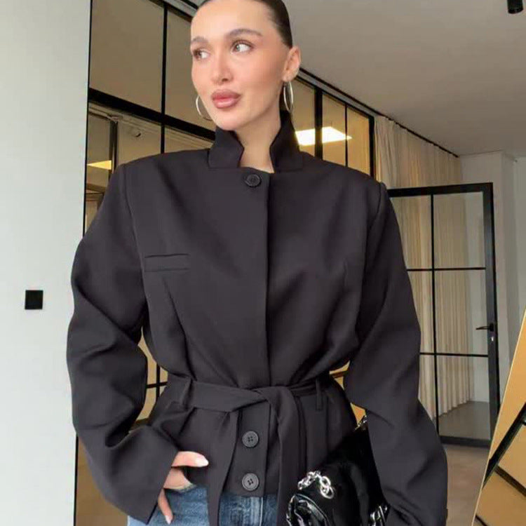 Damen Taillierter kurzgeschnittener Blazer mit Stehkragen, Schößchen und Bindegürtel Shop Nory