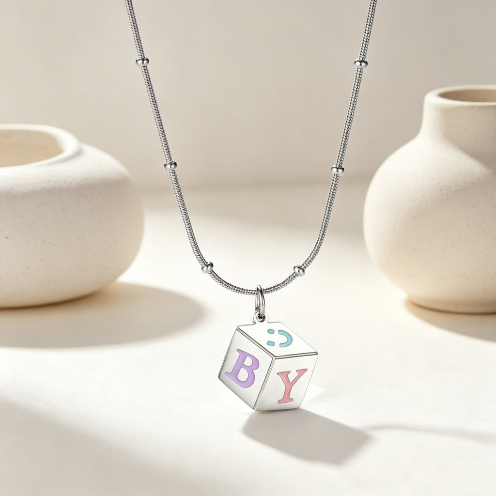 Damen personalisierte Würfel-Halskette aus Edelstahl mit bunten Buchstaben Shop Nory