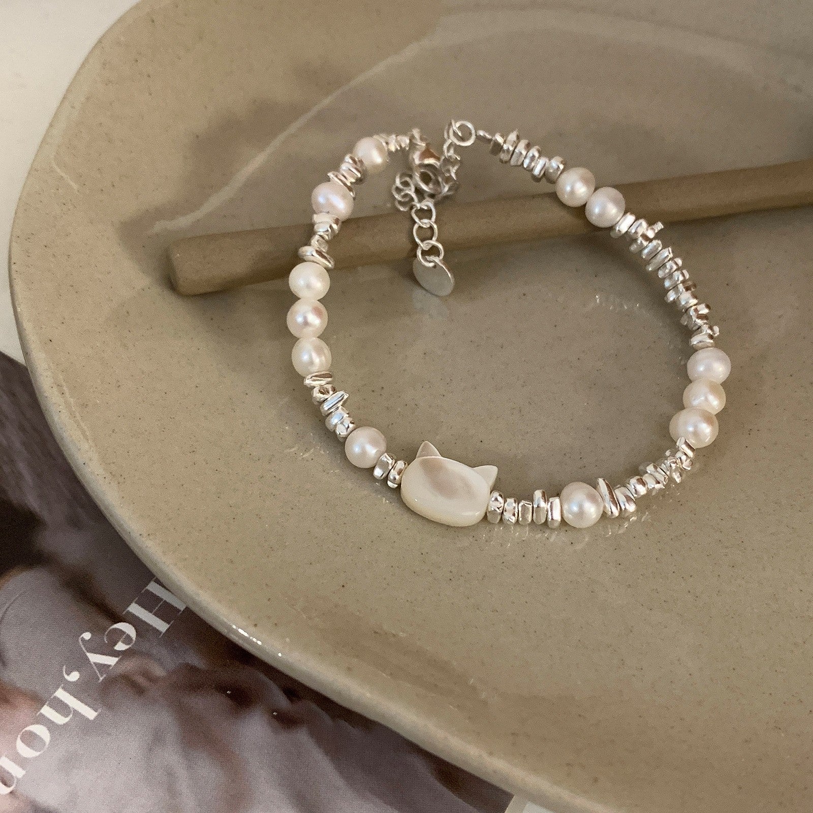 Damen Armband mit handgefertigtem Katzenanhänger und edlen Perlen Shop Nory