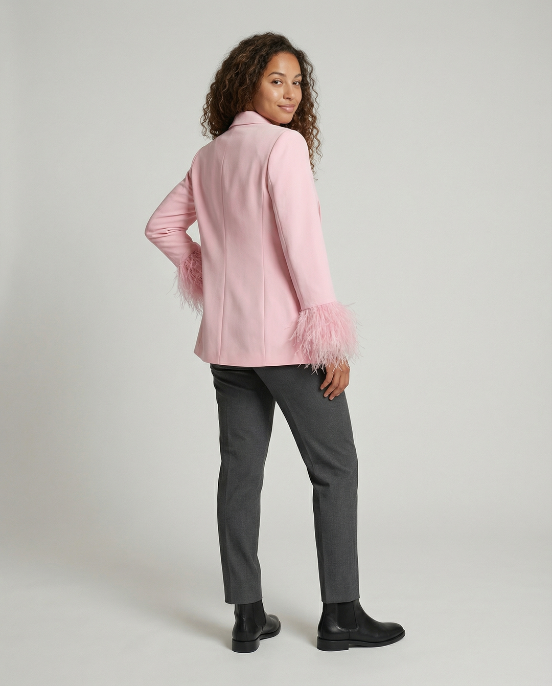 Damen eleganter Blazer mit auffälligen Federärmel