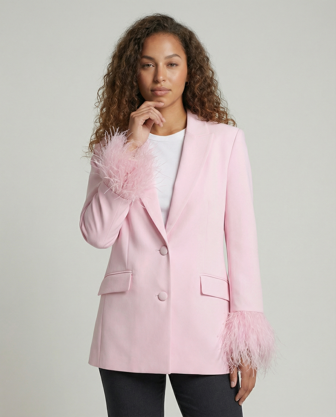 Damen eleganter Blazer mit auffälligen Federärmel