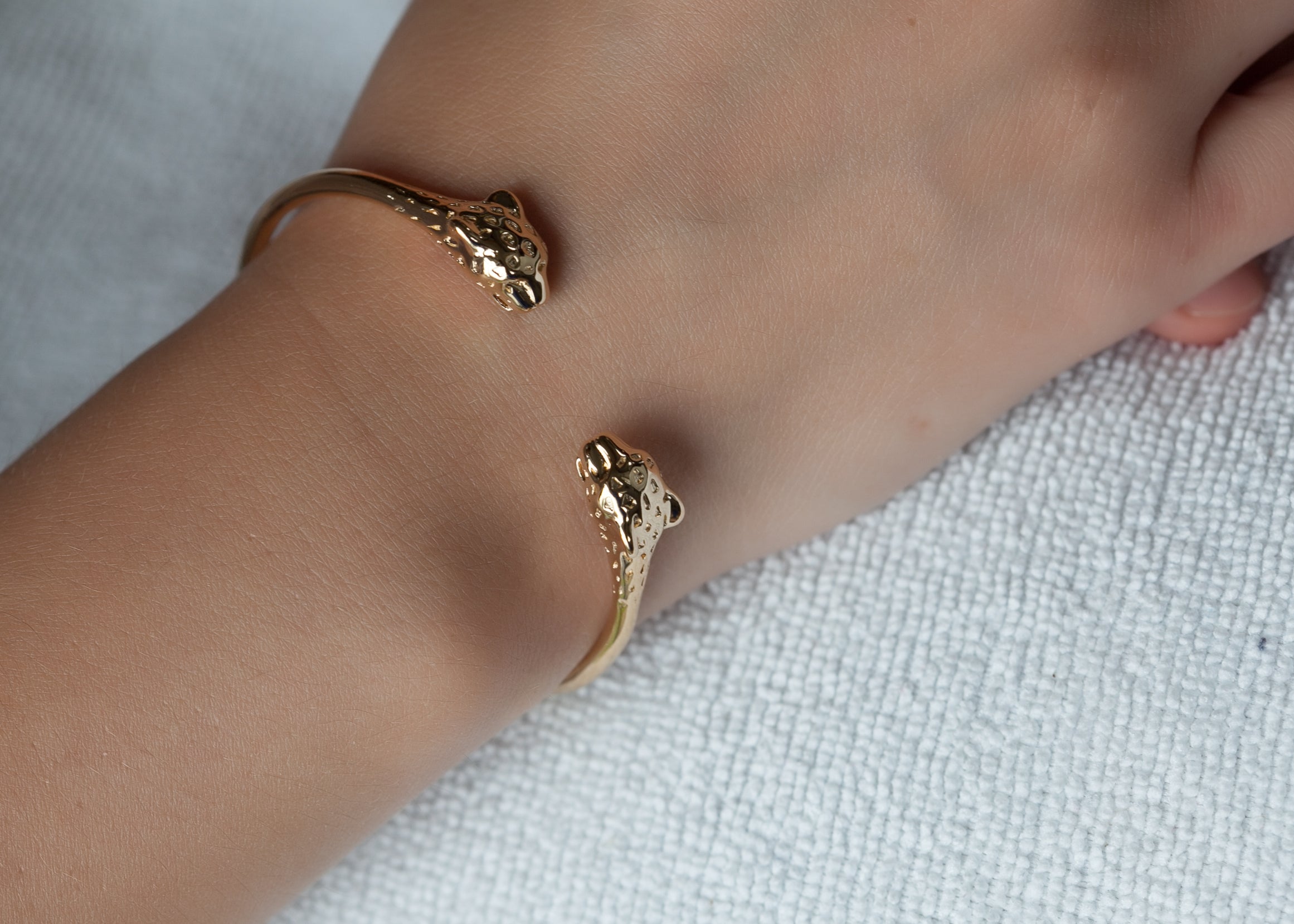 Armreif mit Leopardenköpfen 16 Karat vergoldet | Shop Nory
