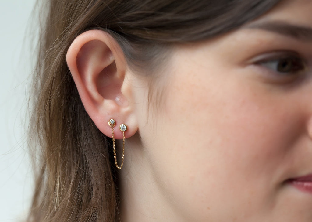 Ohrstecker Doppelstecker mit Zirkonia und Kette vergoldet - Ohrringe für Damen | Shop Nory