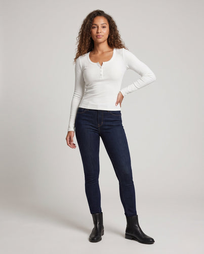 Damen Figurnahes Geripptes Langarm-Henleyshirt mit Zierknopfleiste und Zackenrand Shop Nory