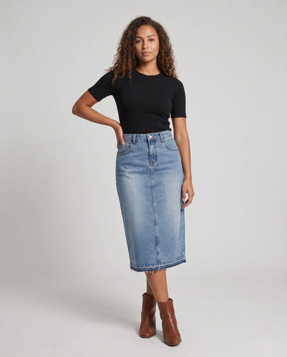 Damen Hochtaillierter Denim‑Midirock mit rohem Saum und geradem Schnitt Shop Nory