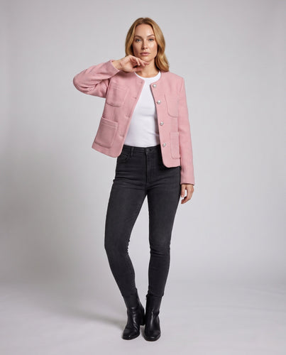 Damen Kurz geschnittene Bouclé-Jacke mit Rundhalsausschnitt, aufgesetzten Taschen und Zierknöpfen Shop Nory