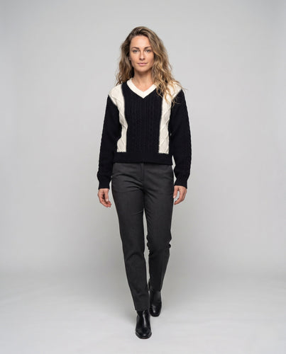 Damen Kurzer Zopfstrick-Pullover mit V‑Ausschnitt und kontrastierenden Einsätzen Shop Nory