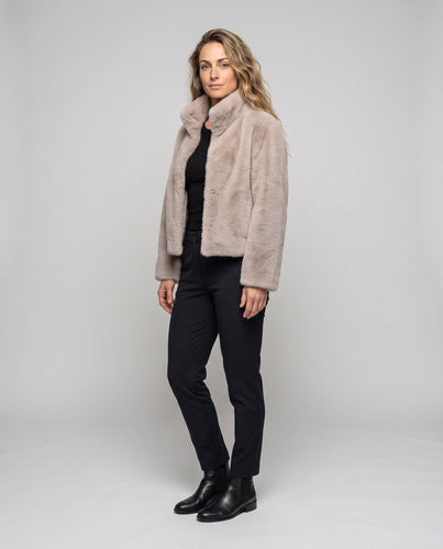 Damen Kurzgeschnittene Kunstfelljacke mit Stehkragen und kuscheliger Teddyoptik Shop Nory