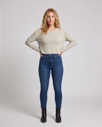 Damen Kurzgeschnittenes Longsleeve-Crop-Top mit Rundhalsausschnitt und überschnittenen Schultern Shop Nory
