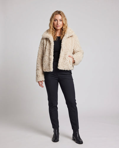 Damen Kuschelige Teddyoptik Kunstfelljacke mit Oversize Schnitt und breitem Reverskragen Shop Nory