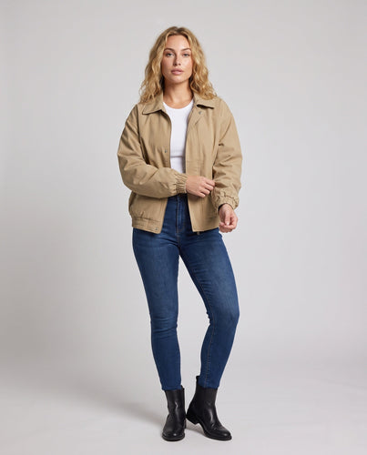 Damen Leichte Hemdjacke im Oversize‑Look mit Hemdkragen und verdeckter Druckknopfleiste Shop Nory